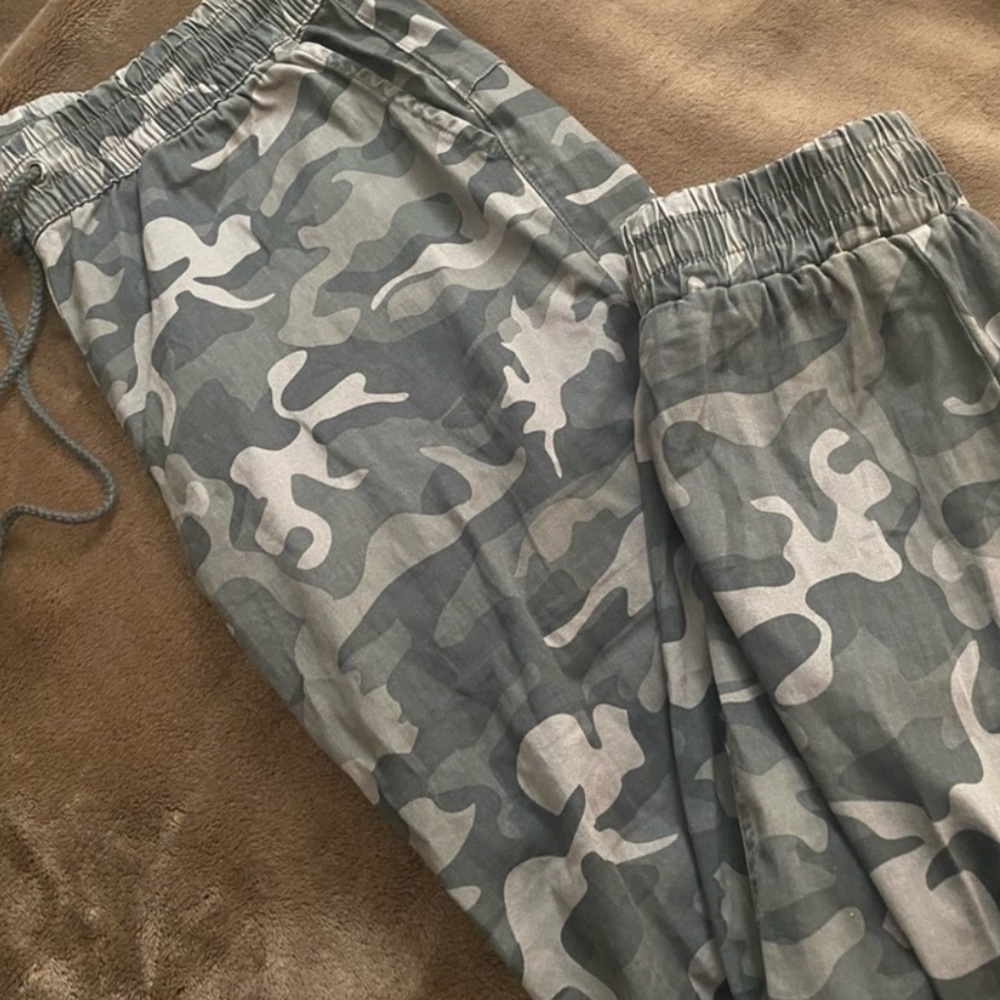 Camo women’s joggers with drawstrings and pockets
